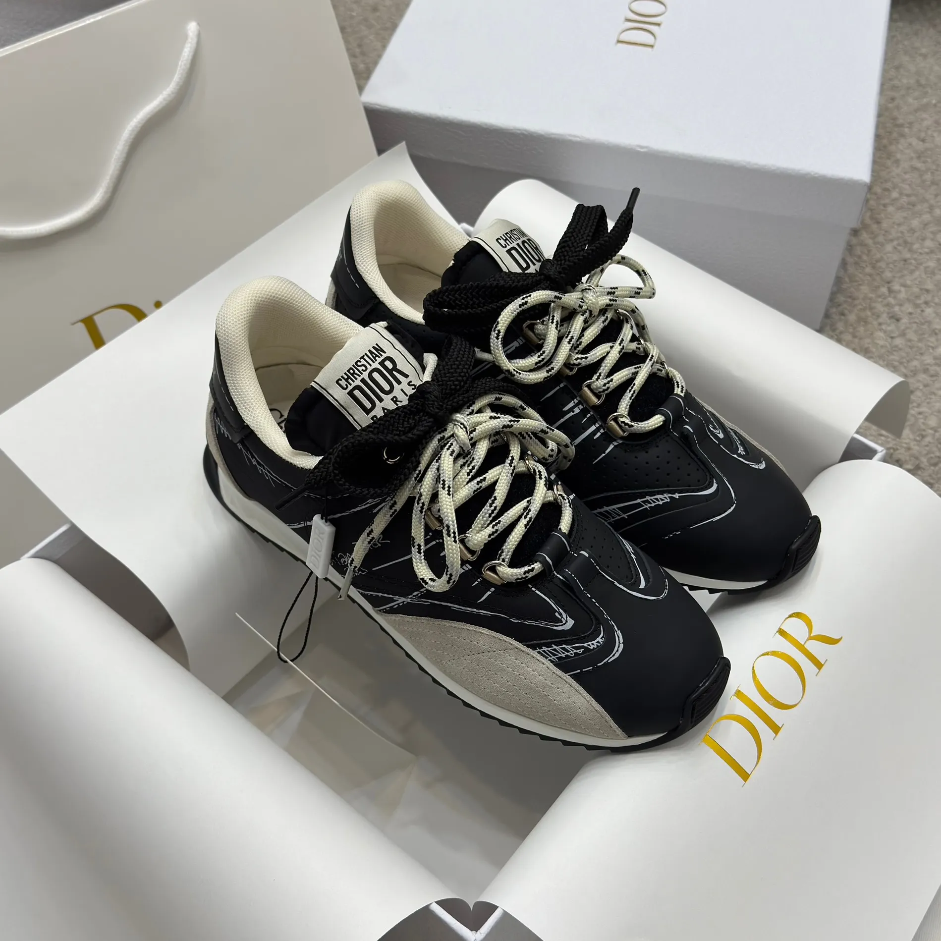 👟👟Ex-factory price 580👟👟 Original purchase and development 𝐂h𝐑𝐈𝐒𝐓𝐈𝐀𝐍 𝐃𝐈or This Dior Vibe Dior sneaker incorporates Dior's haute couture spirit and reinterprets the classic running shoes, moral training shoes. Forrest Gump shoes. Matched with Oblique Printed 3D printing technology reproduces the original fabric to create a contrasting modern style. The details are displayed with a 3D effect, and the iconic details of the logo decoration on the side and back are further embellished. It complements various casual or elegant items to create a modern look.  ✅The tongue is decorated with the Christian Dior PARIS Logo in 3 different colors and overlapping fabric lines. It is consistent with the original version. It is full of details. Welcome to compare and compare with the ordinary version on the market. ✅The original rubber TPU sole is decorated with the DIOR logo. The convex and concave rubber sole is decorated with the Christian Dior lucky star symbol. ✅Size: 35-40 (41 can be customized)